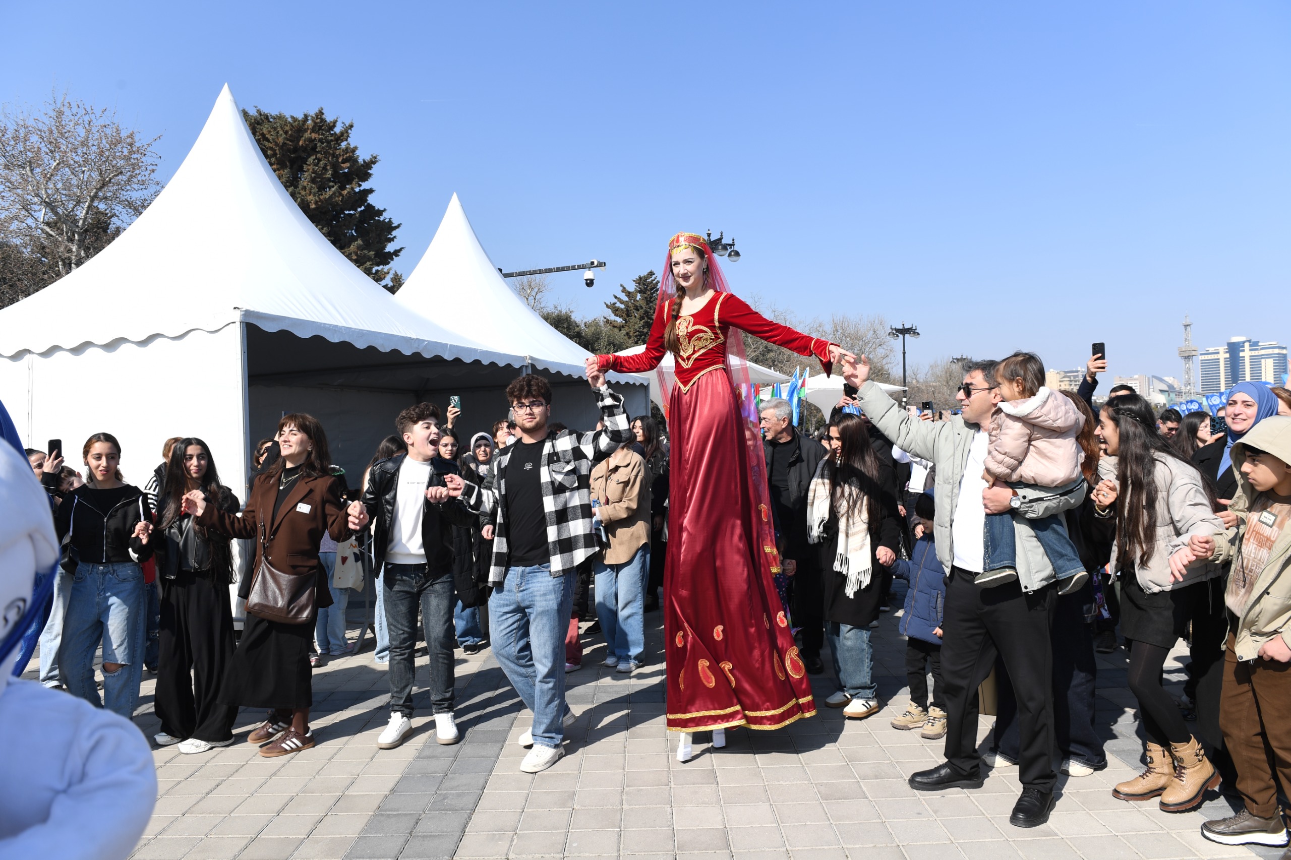 Bakıda Xəzərin suları avarçəkmə və yelkənli qayıqlarla bəzəndi (FOTO)